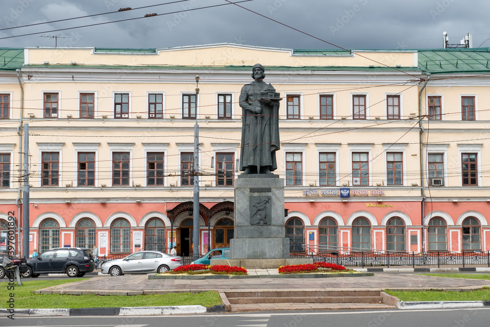 Fototapeta premium Yaroslavl, Russia - August 14, 2020: A monument to the prince Yaroslav the Wise - to the founder of Yaroslavl. Gold ring of Russia