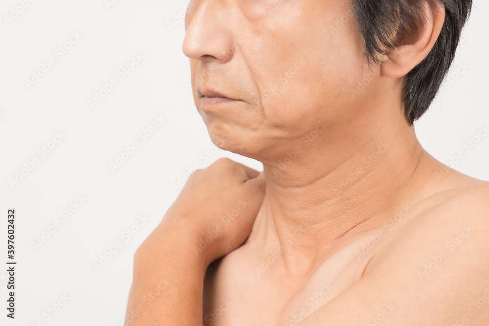 Naklejka premium 上半身裸の中年男性