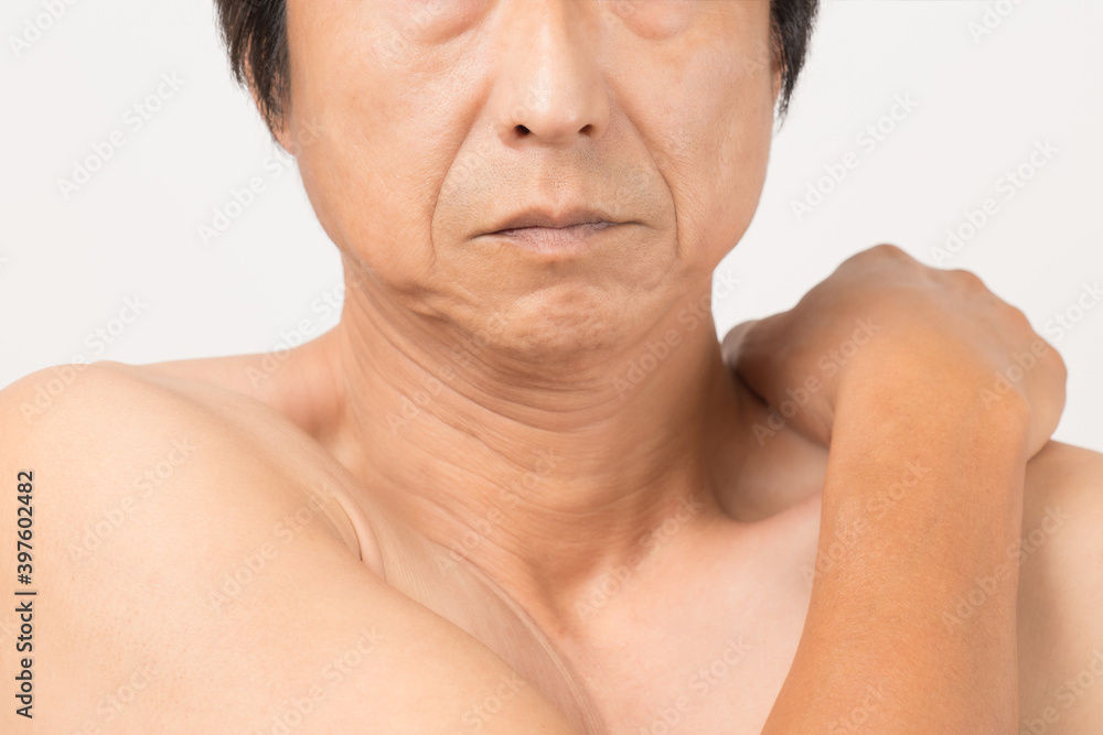 Obraz premium 上半身裸の中年男性