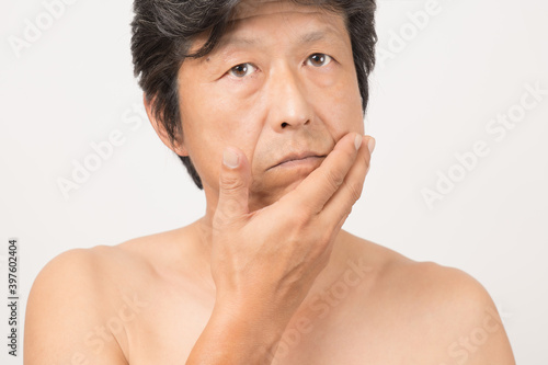 上半身裸の中年男性