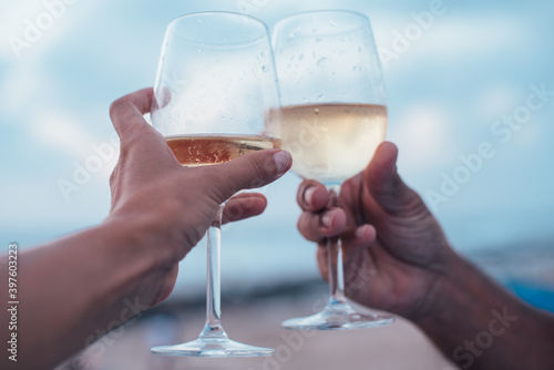 Canvas Print hands of man and woman hoding glasses of wine to celebrate the meeting, wedding, holidays