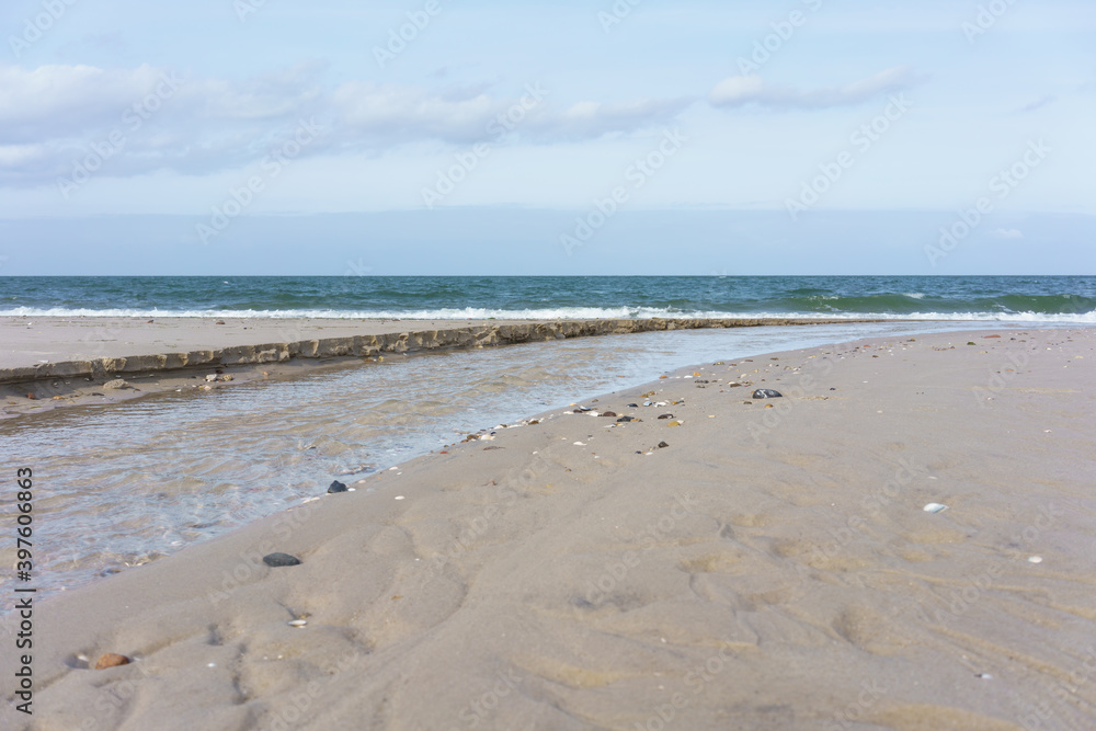 Bei Ebbe ablaufendes Wasser an der Nordsee