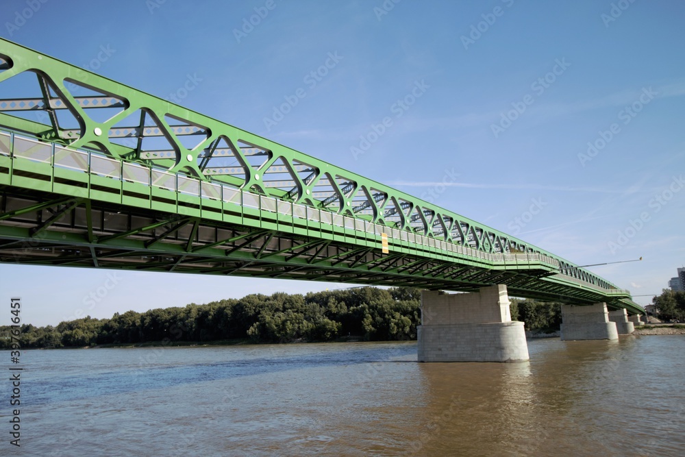 Naklejka premium Grüne Brücke in Bratislava
