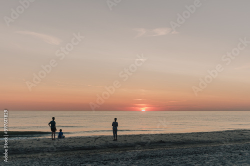 Die Sonne geht unter am Strand