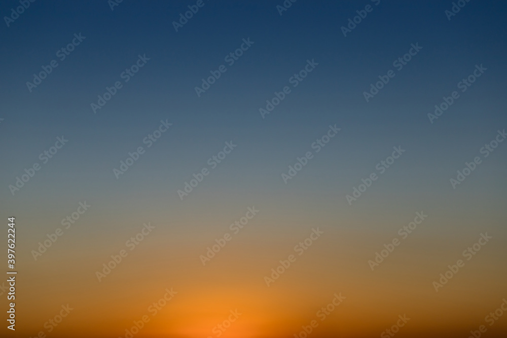 綺麗なオレンジ色と青色の夕方の空の風景