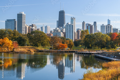 Fototapeta Naklejka Na Ścianę i Meble -  Chicago, Illinois, USA Park and Skyline
