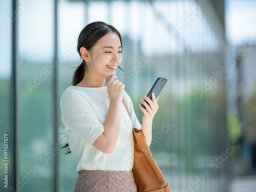 スマートフォンを使う女性 Free Download スマートフォンを使う女性 - GFXLoad