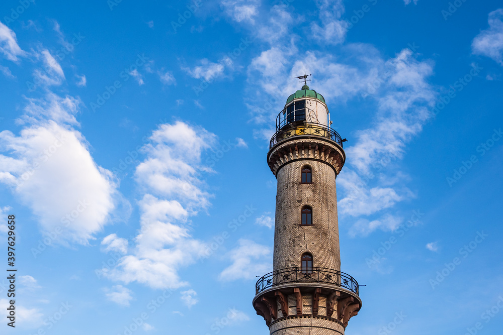 Blick auf den Leuchtturm im Ostseebad Warnemünde