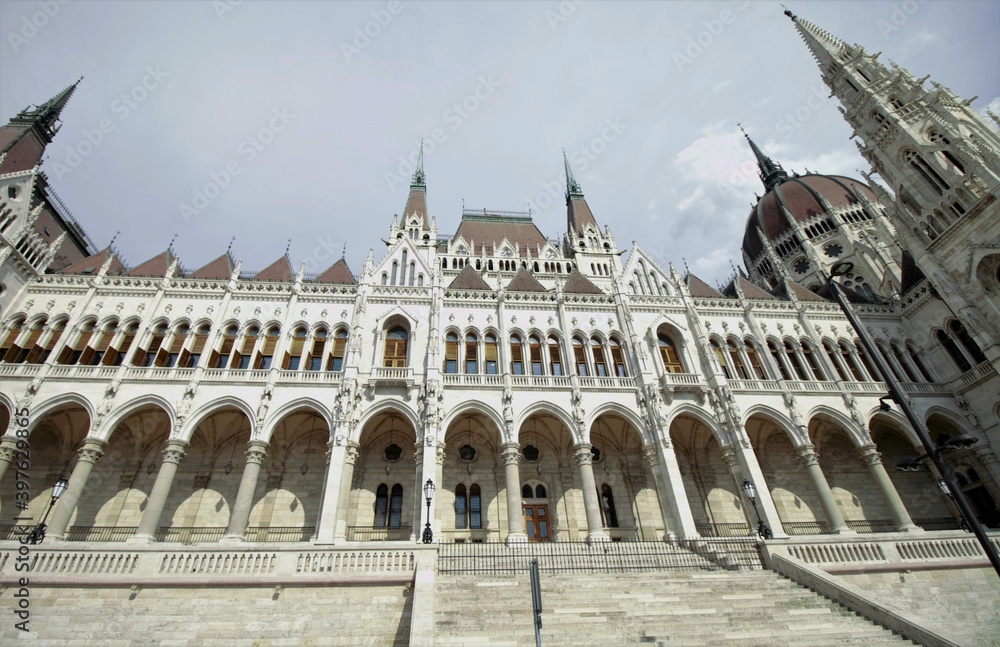Fototapeta premium Parlamentsgebäude Frontalansicht