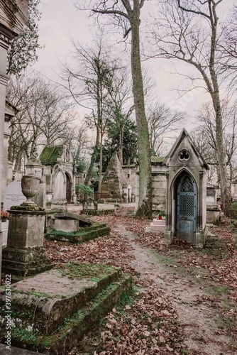 Vieux cimeti  re du P  re Lachaise    Paris 