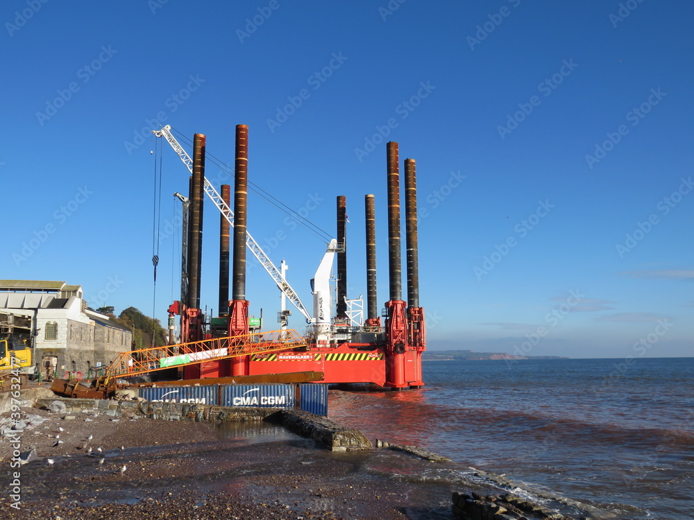 Obraz premium DAWLISH, DEVON, UK - Wavewalker 1 platform at Dawlish to upgrade the existing sea wall