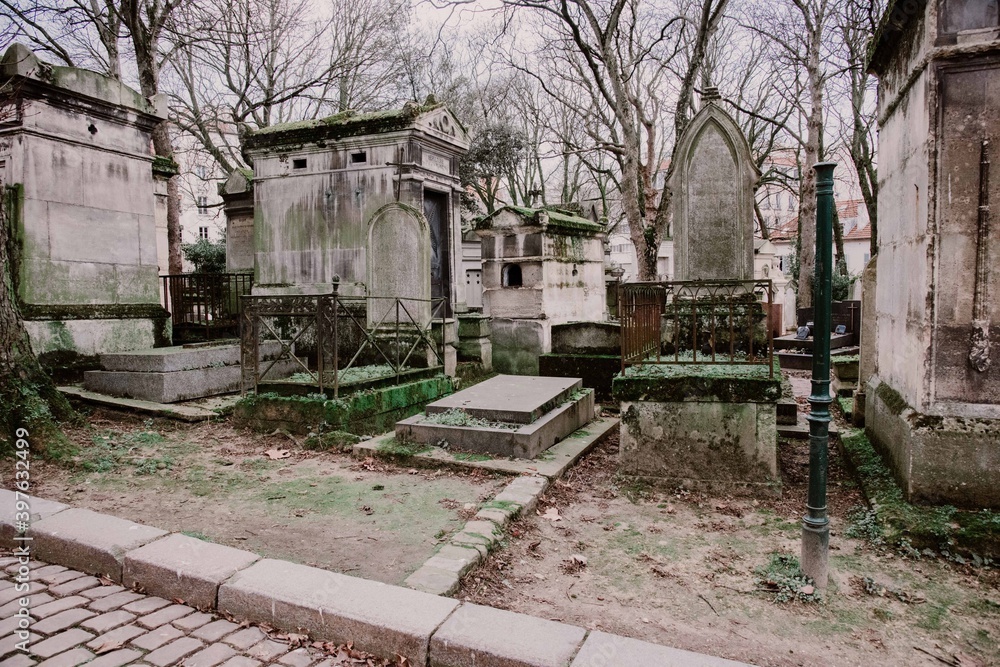 Vieux cimetière du Père Lachaise à Paris 