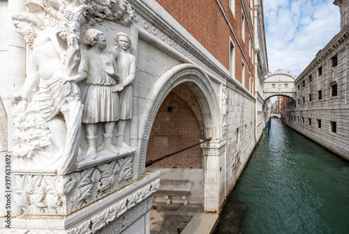 Blick über den Kanal auf den Palazzo Ducale und die Ponte dei Sospiri (Seufzerbrücke) in Venedig © Anita Pravits