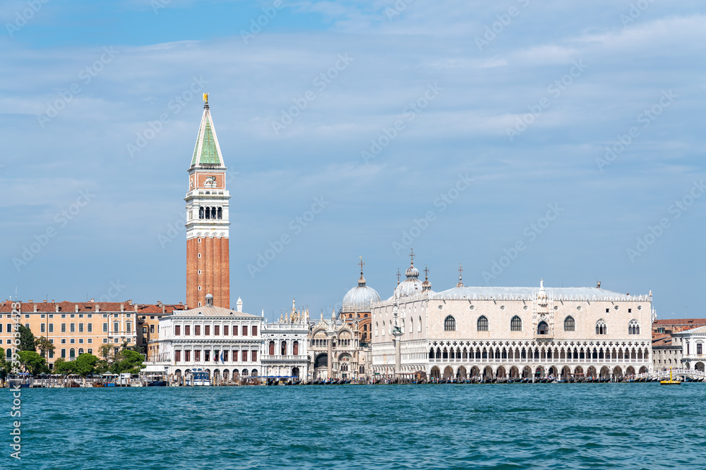 Blick auf San Marco und den Palazzo Ducale in Venedig, vom Meer aus gesehen