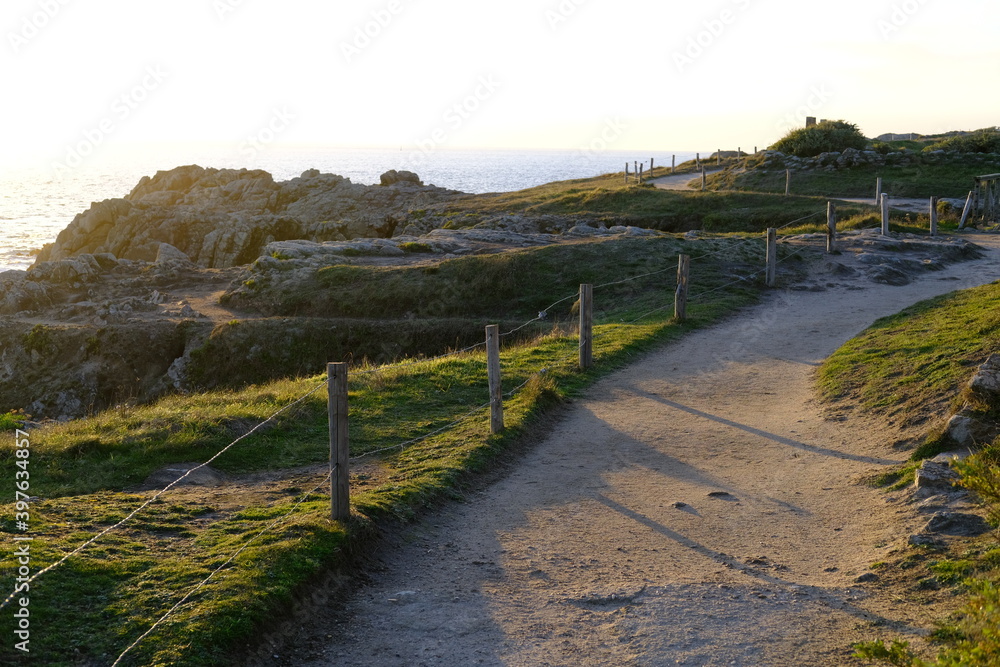 A small path along the shore. (Batz sur mer, Atlantic Ocean)