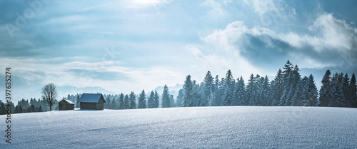 Verschneite Winterlandschaft mit Einsamer Holzhütte