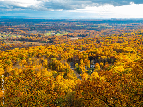 Fototapeta Naklejka Na Ścianę i Meble -  View from Gunks rocks in Upstate New York during the fall foliage peak season