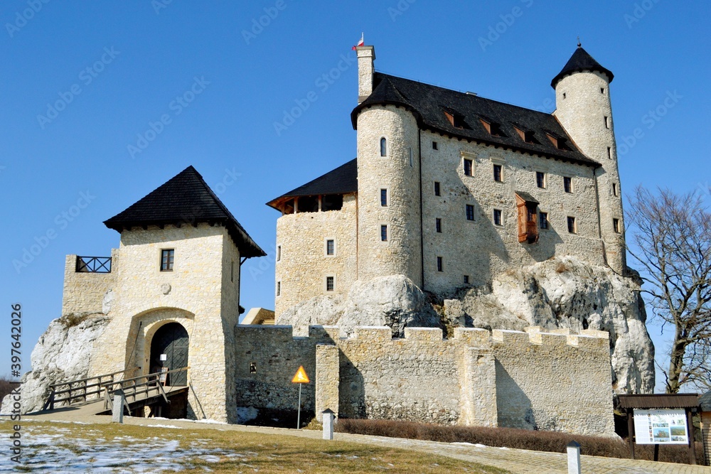 Zamek Bobolice na Szlaku Orlich Gniazd, na Jurze Krakowsko-Częstochowskiej. 