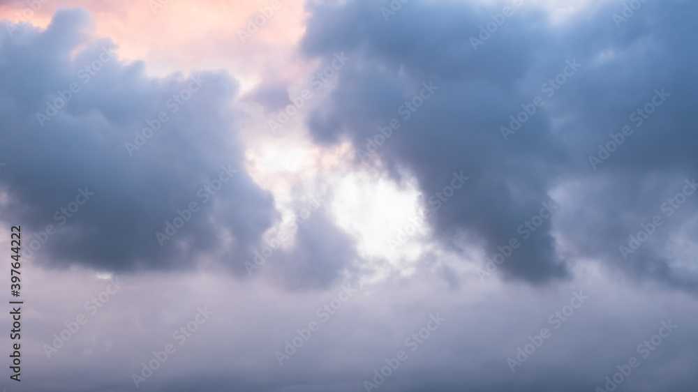 Obraz premium Panoramic view of pink clouds in sunset sky