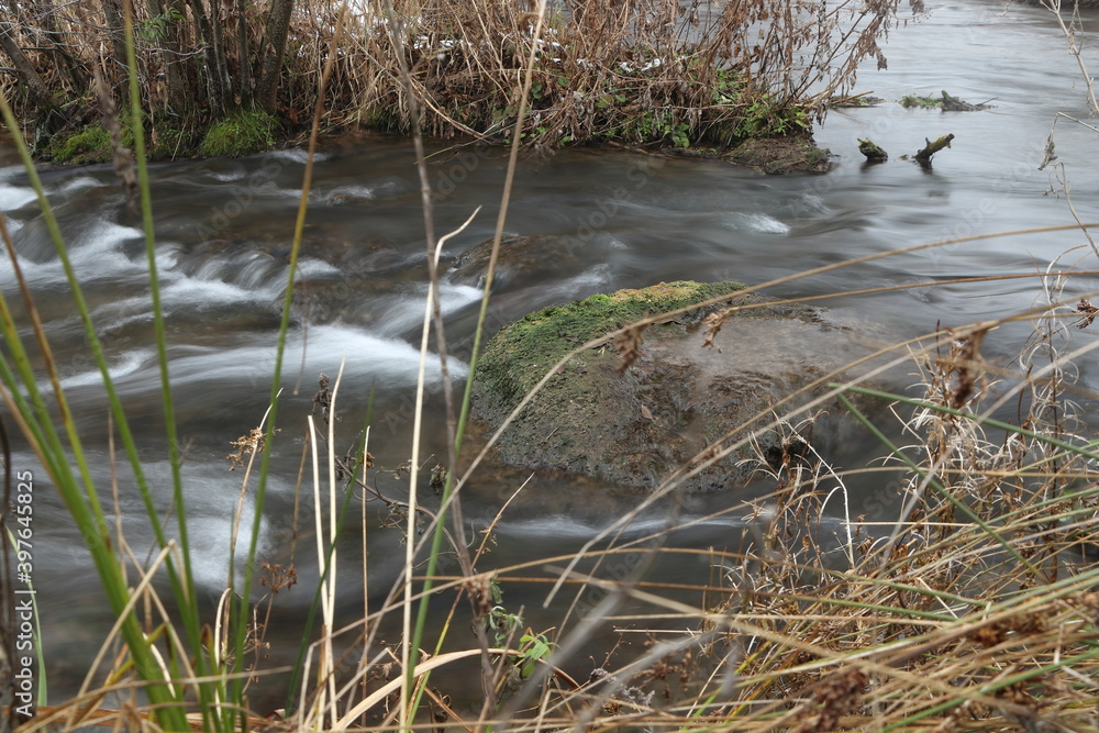 kleine stromschnellen in einem kleinen fluss im oberfranken kleine stromschnellen in einem kleinen fluss im oberfranken