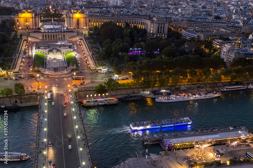 Fototapeta Naklejka Na Ścianę i Meble -  Aerial view of Trocadero and La Devense in Paris at sunset