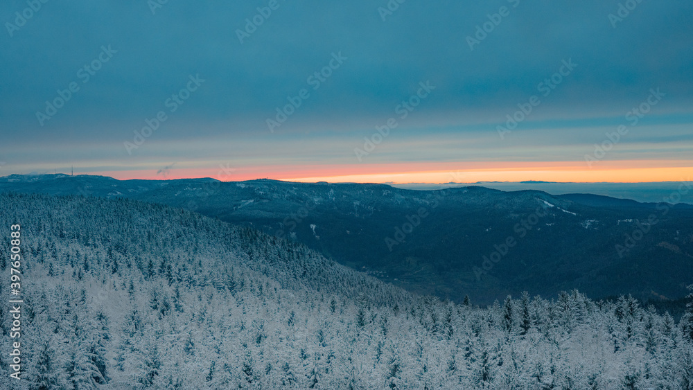 Atemberaubendes Panorama von verschneiter gefrorener nebeliger Winter Landschaft / Nebel Schneelandschaft im Sonnenuntergang Hintergrund Schwarzwald Kaltenbronn