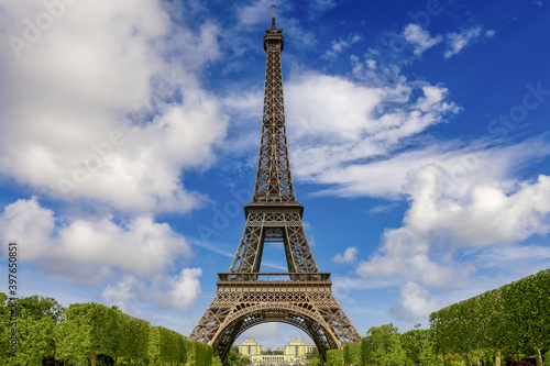 Eiffel Tower in Paris © wajan