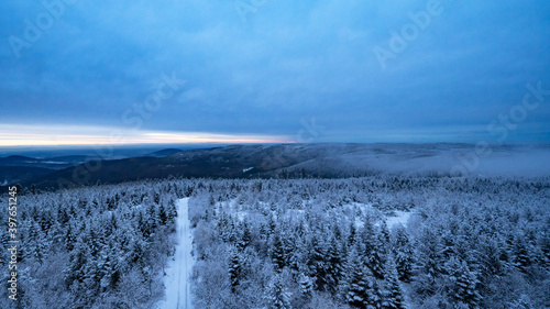 Atemberaubendes Panorama von verschneiter gefrorener nebeliger Winter Landschaft / Nebel Schneelandschaft Hintergrund Schwarzwald Kaltenbronn © Corri Seizinger