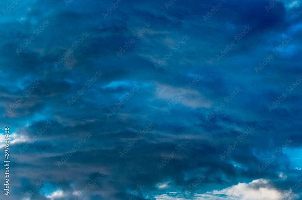 Abendhimmel mit tief dunkelblauen Wolken