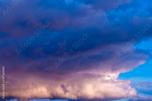 Dramatische Wolken im Sonnenuntergang