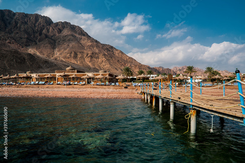 Badesteg am Meer mit blauem Himmel