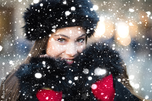 Portrait of a woman feeling cold in winter outdor © Minerva Studio