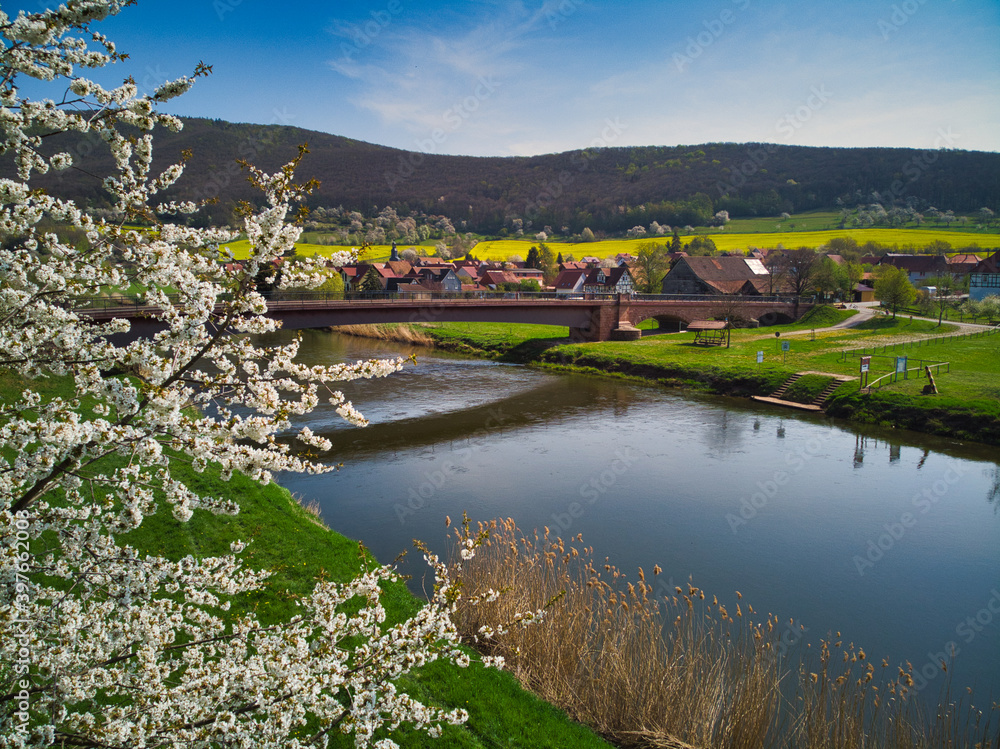 Obraz premium Lindewerra an der ehemaligen innerdeutschen Grenze mit Rapsblüte im Frühling.