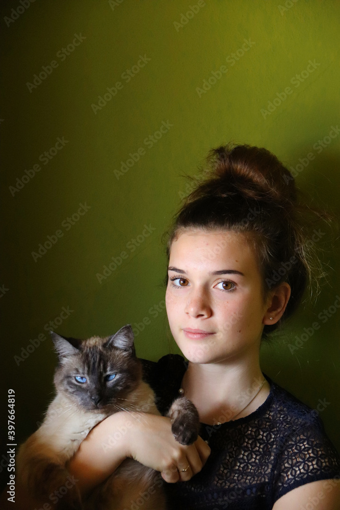 Obraz premium RITRATTO DI GIOVANE RAGAZZA CON GATTO