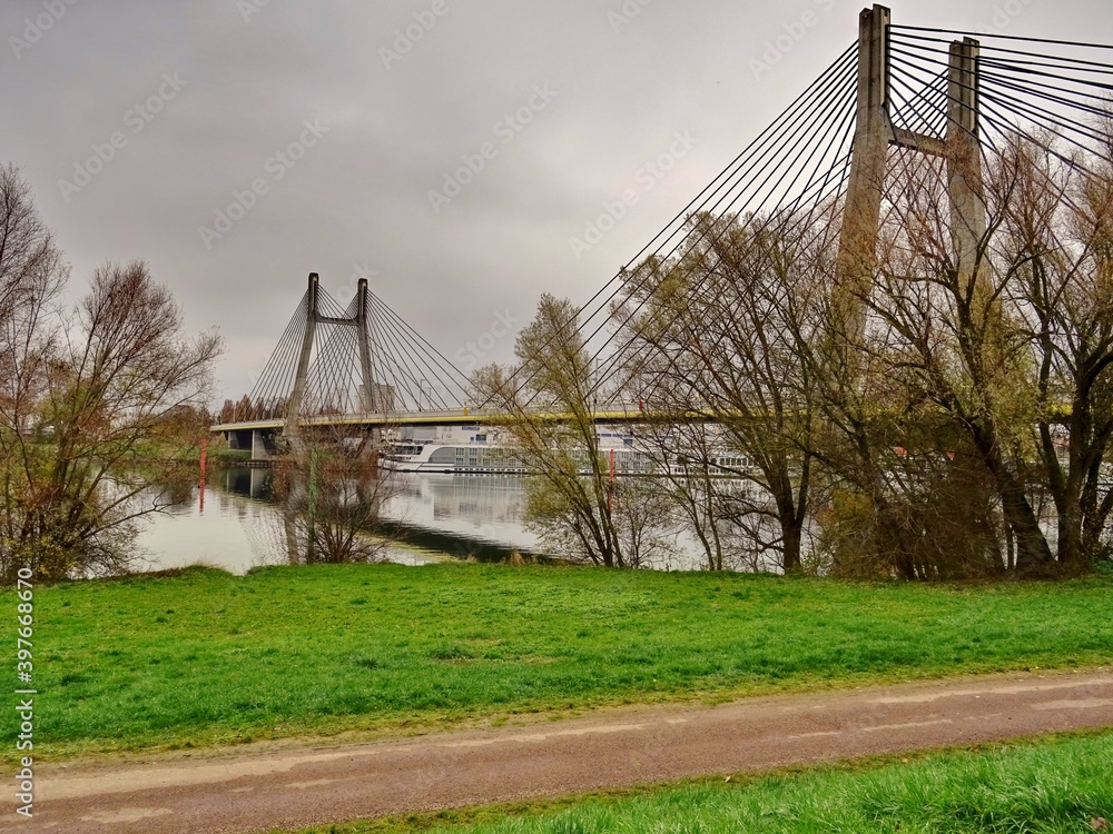 Fototapeta premium Pont suspendu au-dessus d'une rivière.