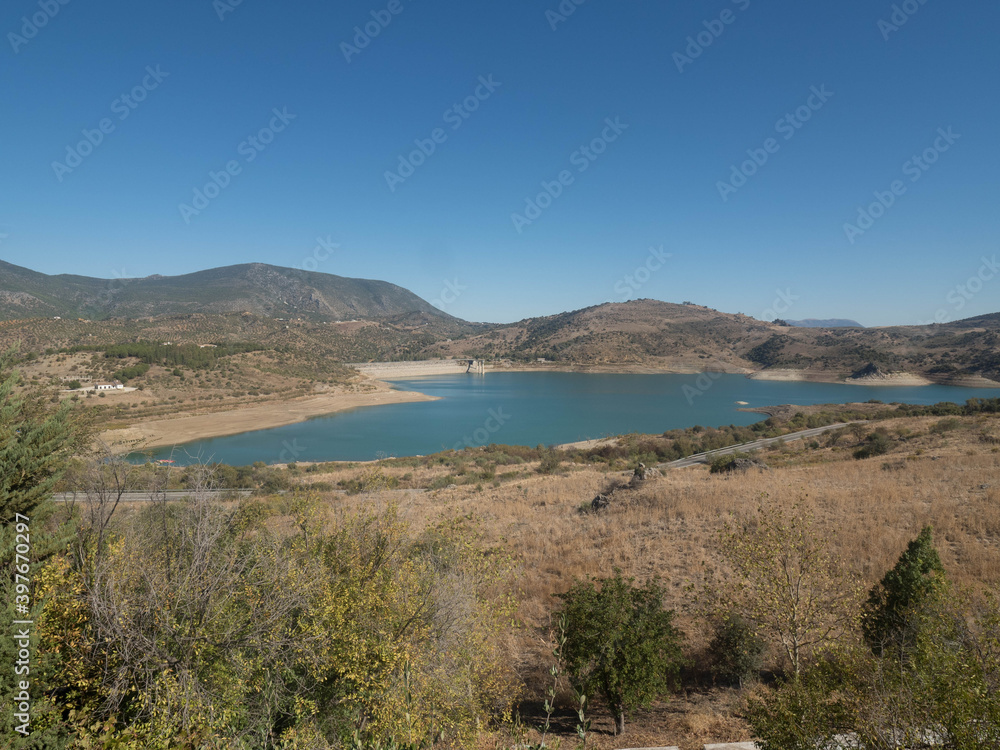 Vistas desde el Castillo de Zahara de la Sierra, en Cádiz, Andalucía, España