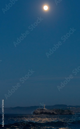 Luna mirando el mar