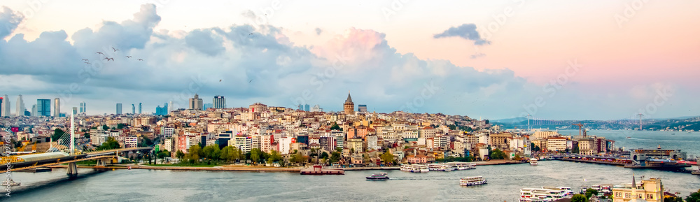 Obraz premium Golden Horn against Galata tower, Istanbul, Turkey 