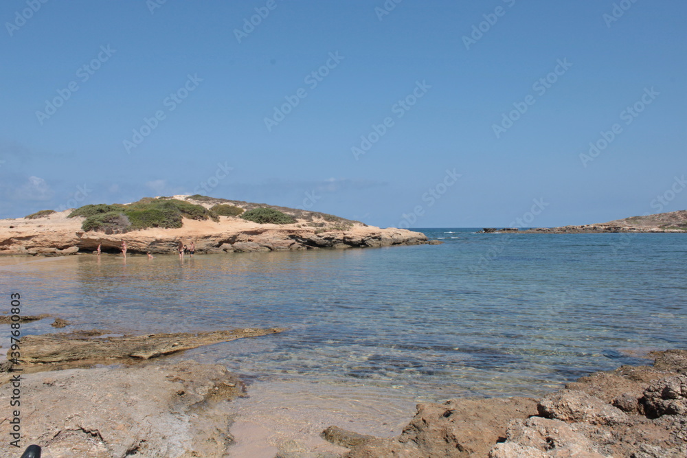 il bellissimo mare cristallino della sardegna occidentale