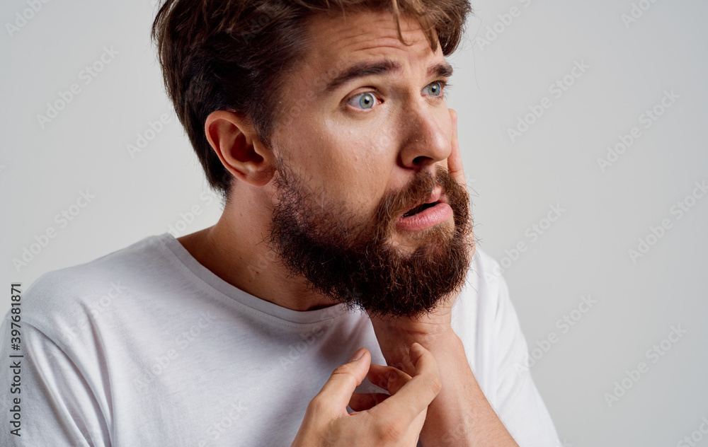 Obraz premium bearded man health problems dental pain injury