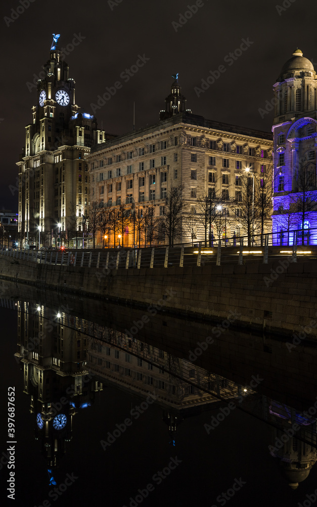 Three Graces reflect in the canal