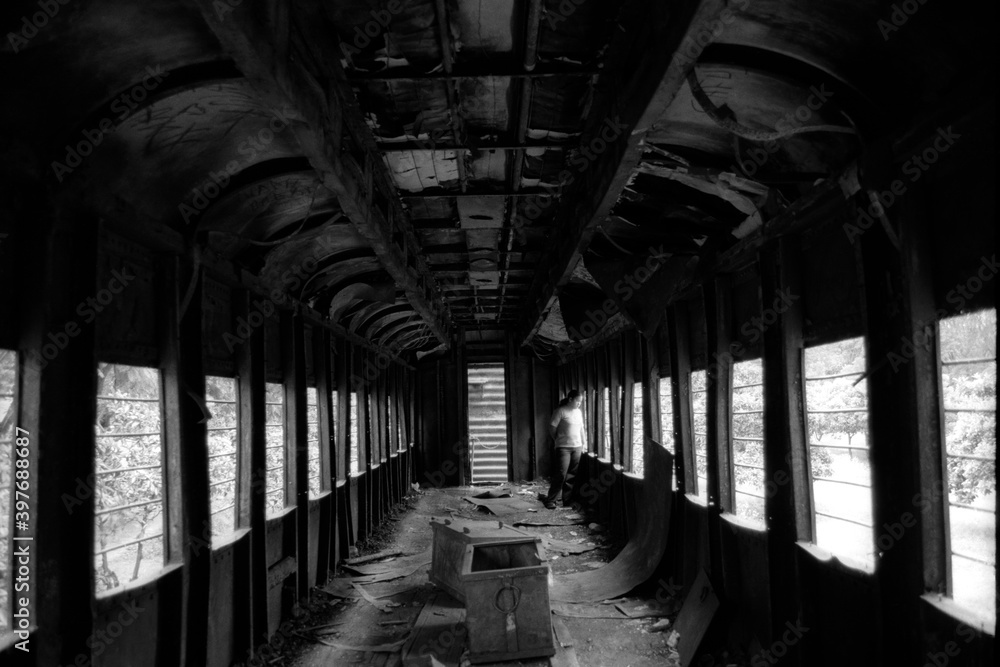 Vagón de tren, foto tomada en negativo blanco y negro
