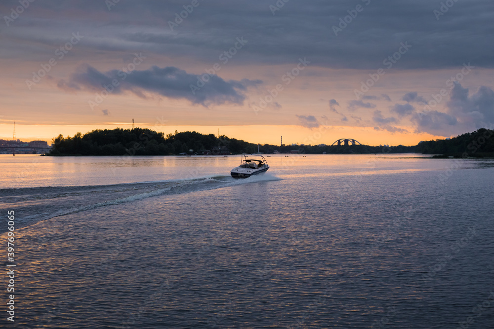 Obraz premium Evening on the river of the Dnieper.