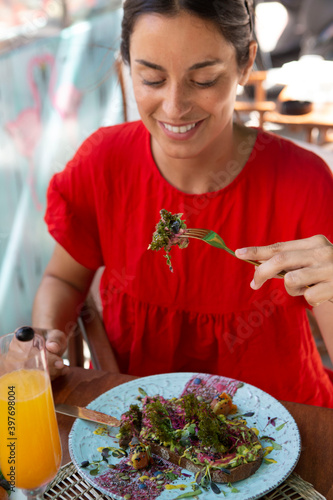 Photography beautiful woman eating street food in barcelona