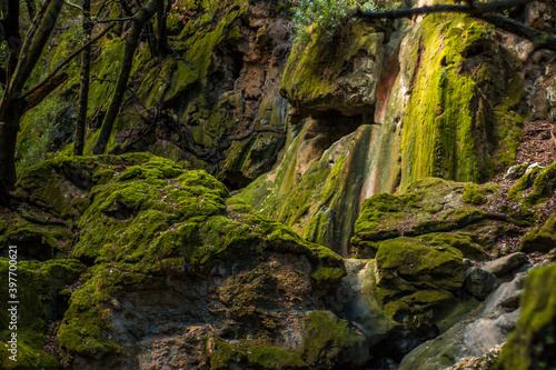 Cascada seca cubierta de musgo creciendo el las rocas