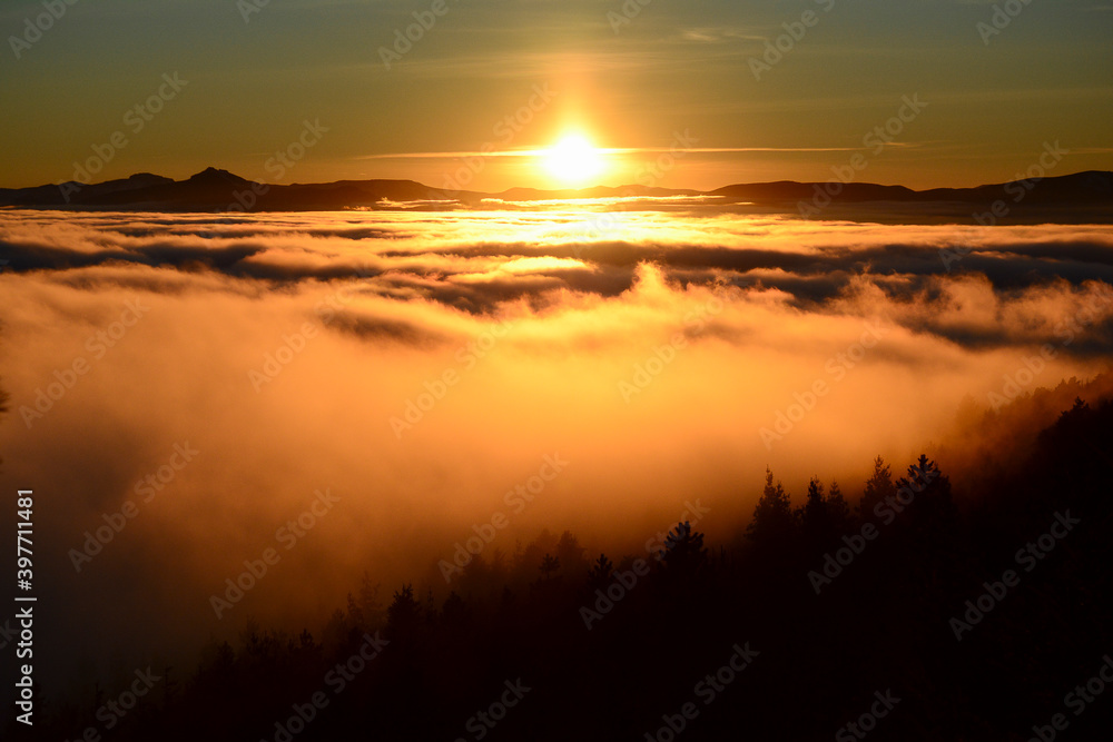 Obraz premium Amanecer increíble en el cerro otto de bariloche, sobre las nubes todo bien naranja