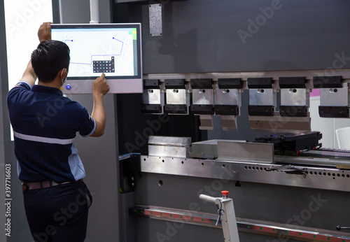 Fototapeta Industrial technician opearting CNC synchronize hydraulic press brake