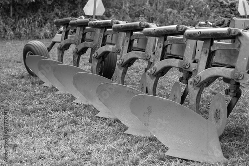 Фотография Grayscale close up view of a vintage tractor drawn mouldboard plough farm implem