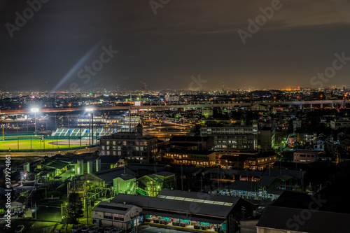 ありふれた街並みの夜景に野球場のある風景