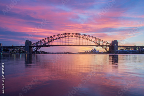 Fototapeta Naklejka Na Ścianę i Meble -  Sydney harbour bridge sunrise